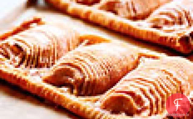 Tortas de maçã com sorvete de baunilha