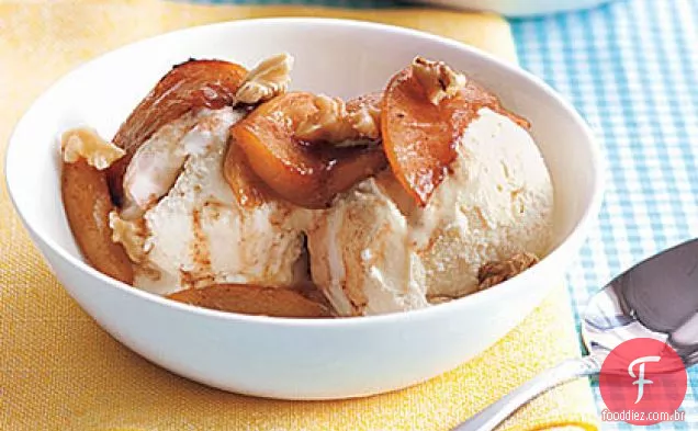 Maçãs de bordo com sorvete