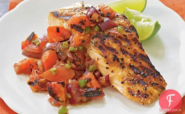 Salmão grelhado com molho de tomate esfumaçado
