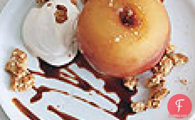 Maçãs escalfadas com nozes cristalizadas, creme de Rum e xarope de cidra