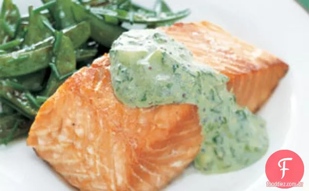 Salmão Assado Com Creme Azedo De Pepino
