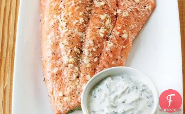 Salmão Assado Com Molho de endro e iogurte