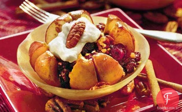 Maçãs assadas com frutas Pecan e secas