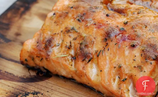 Salmão Grelhado Da Prancha Do Cedro