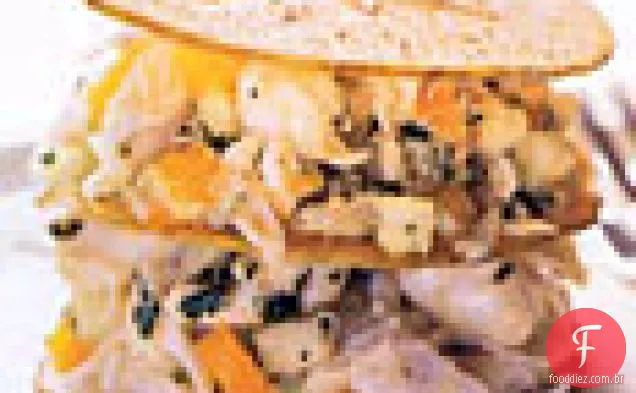 Salada de carne de caranguejo, maçã e manga em Chips de maçã cominho