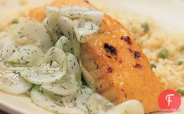 Salmão grelhado com pepinos agridoces
