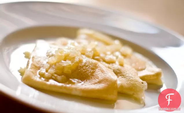 Crepes Com Maçãs Com Manteiga