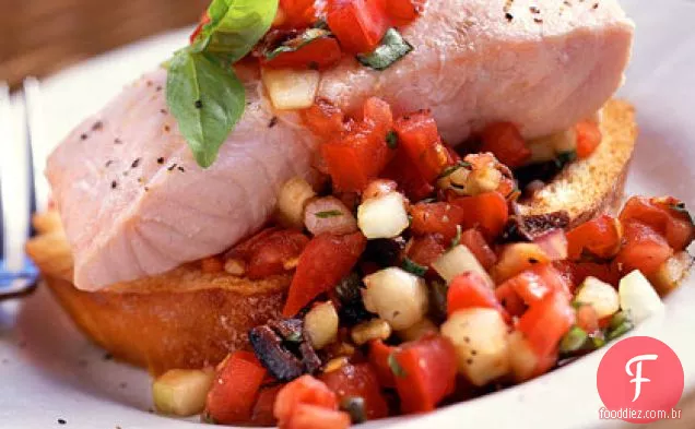 Salmão escalfado refrigerado com Panzanella