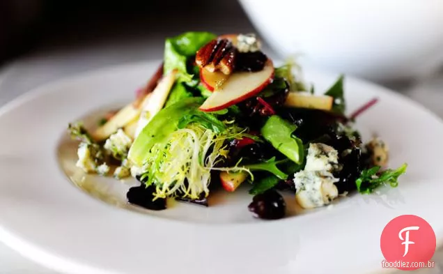 Salada de maçã, noz-pecã e queijo azul com cerejas secas