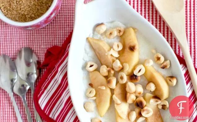 Café Da Manhã Polenta Com Maçãs Com Manteiga E Avelãs