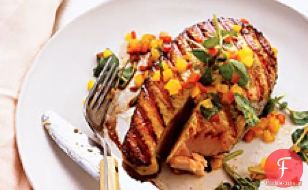 Salmão grelhado com molho picante de mel e manjericão