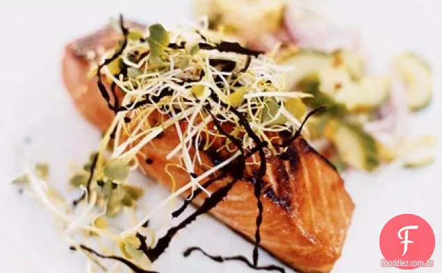 Salmão Assado com soja com pepino