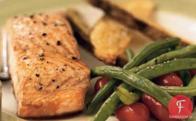 Salmão assado com legumes frescos