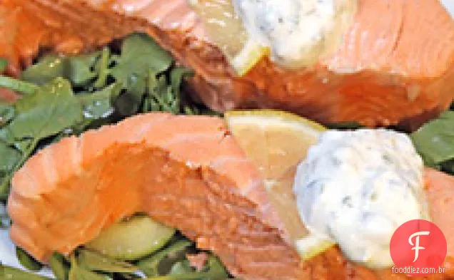Salmão escalfado com molho de ervas com alcaparras de limão