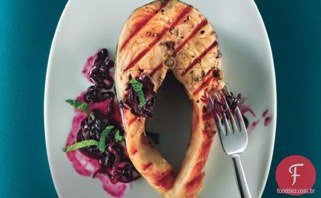 Salmão Grelhado Com Molho Rápido De Mirtilo