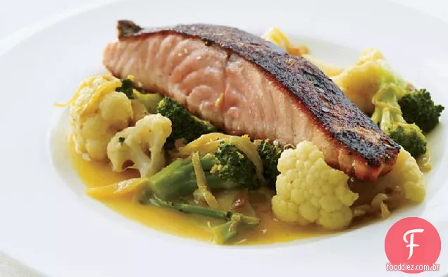 Salmão com legumes de gengibre e açafrão