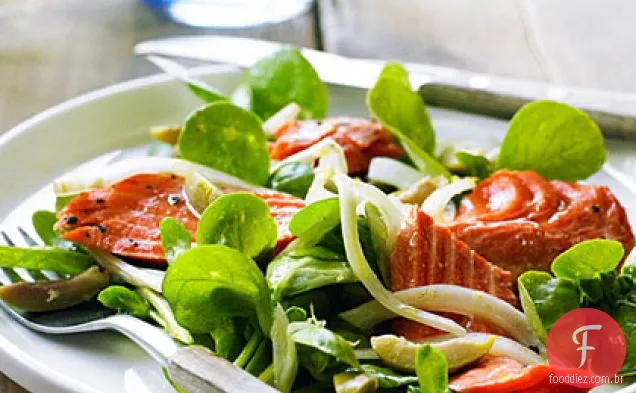 Salmão assado com beldroega, erva-doce e azeitonas verdes