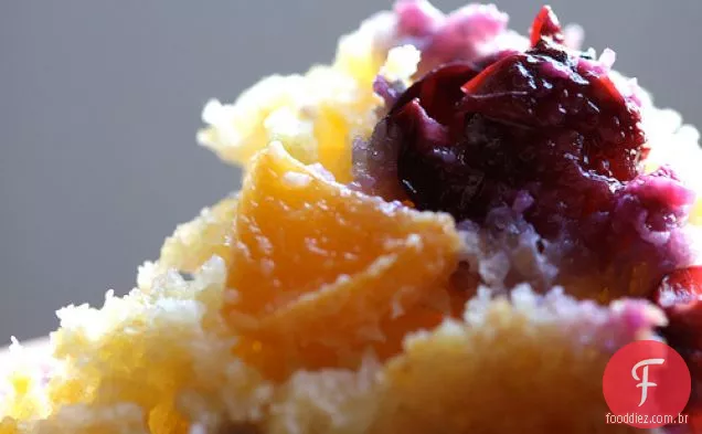 Muffins De Pão De Milho Com Manteiga Marrom Com Mirtilos E Damascos Frescos