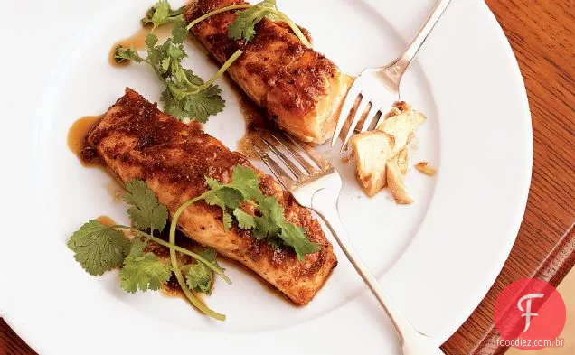 Salmão assado na panela com esmalte de soja e gengibre