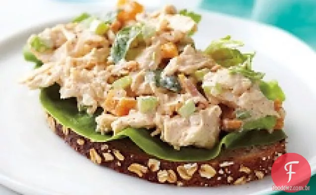 Salada de frango com damasco e manjericão
