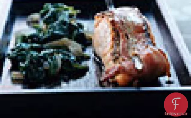 Salmão embrulhado em Bacon com espinafre murcho