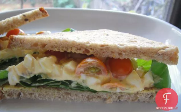 Cozinhe o livro: salada de ovo Deviled com anchovas, páprica defumada quente e tomate