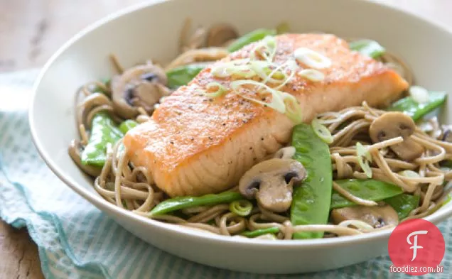 Salmão com macarrão de soja e gengibre