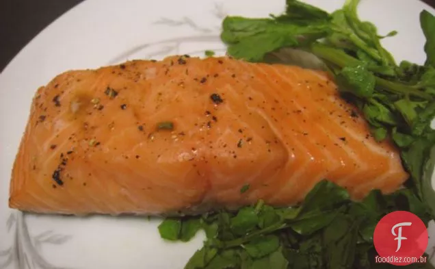 Filetes de salmão cozidos lentamente com molho de soja salgado-ervilha doce