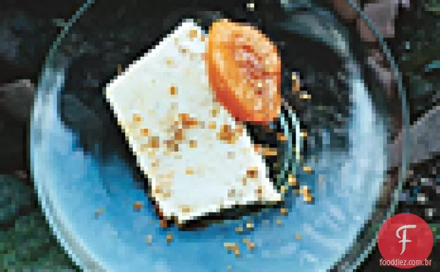 Almond Praline Semifreddo com GRAPPA-damascos escalfados