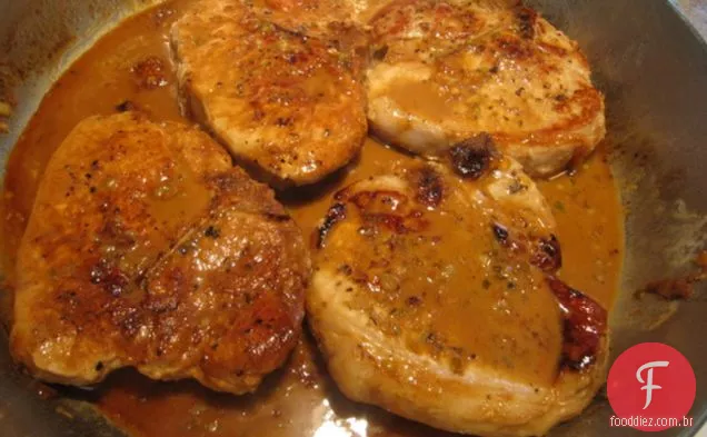 Costeletas De Porco Com Molho De Bourbon De Damasco Flamejante