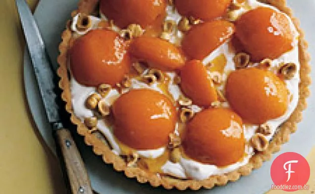 Avelã Frangipane Torta Com Damascos E Creme Suavemente Chicoteado