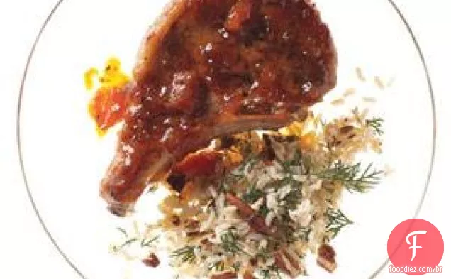 Costeletas de porco envidraçadas com damasco e arroz integral-pecan Pilaf