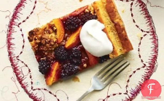 Torta de massa folhada de damasco-amora-preta