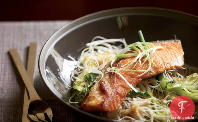 Salmão Asiático crocante com bok Choy e macarrão de arroz