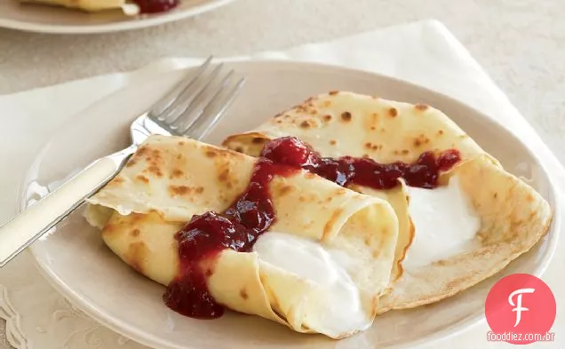 Crepes com iogurte doce e molho de framboesa-Damasco