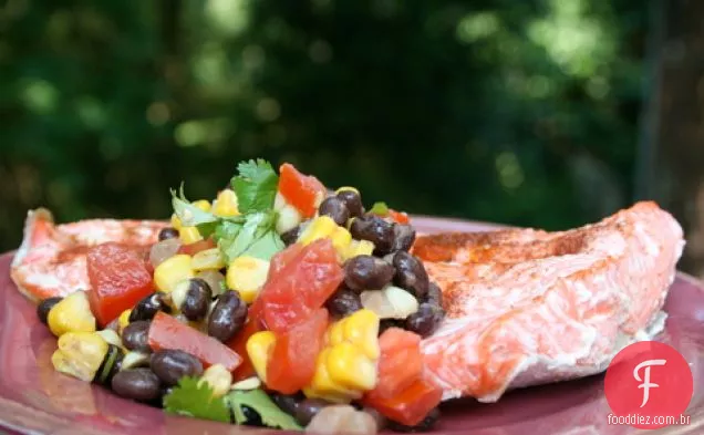 Salmão com Salsa de feijão preto quente