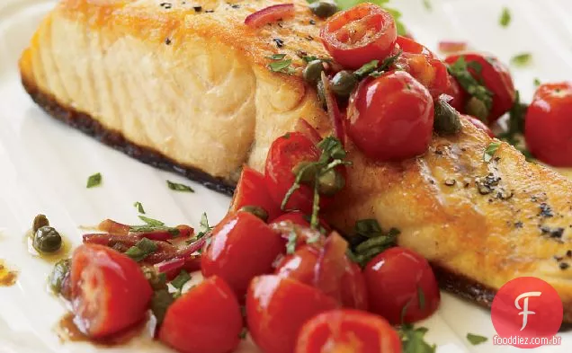 Salmão assado na panela com vinagrete de tomate