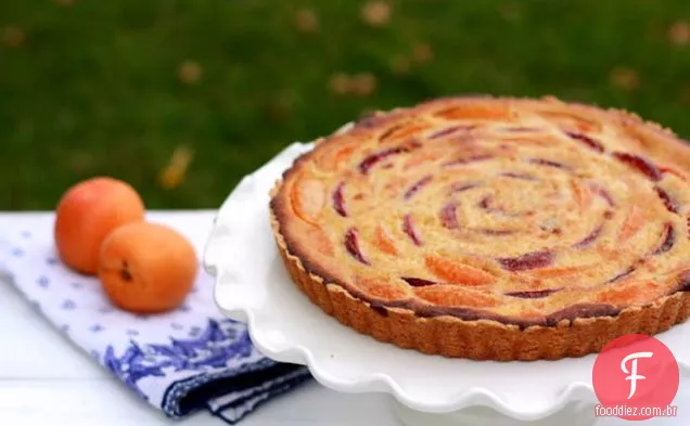 Torta de amêndoa de damasco-ameixa