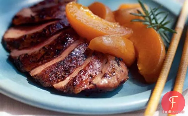 Peito de pato esfregado com alecrim com damascos caramelizados