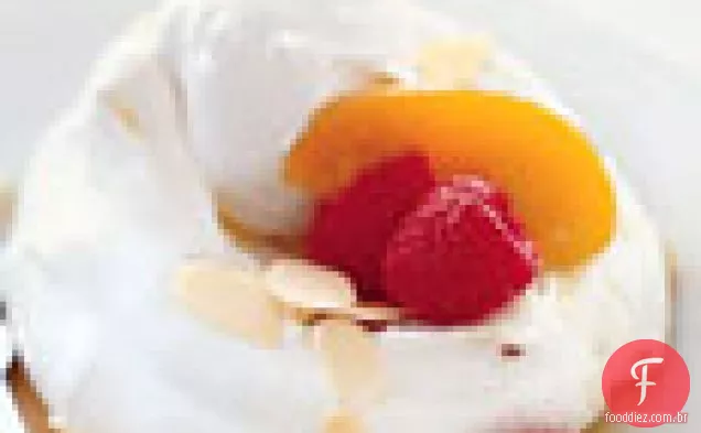 Pavlovas de damasco-framboesa com amêndoas fatiadas