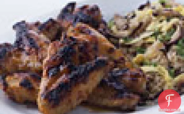 Asas de frango grelhadas com molho picante de Damasco