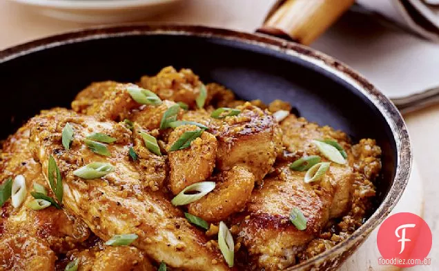 Caril de amêndoa de frango com damascos
