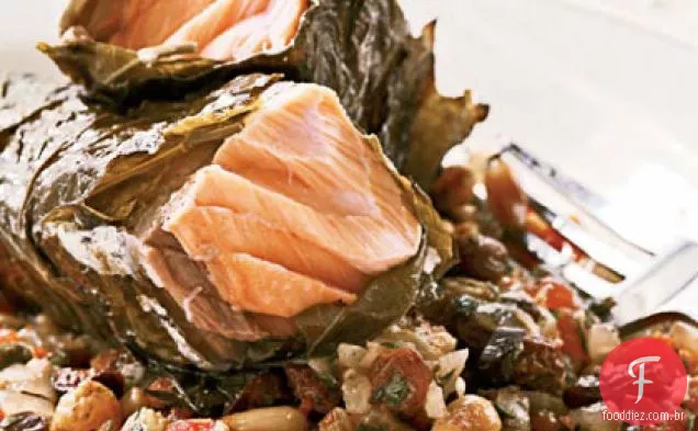Salmão grelhado em folhas de uva com tomate-Raisin Relish