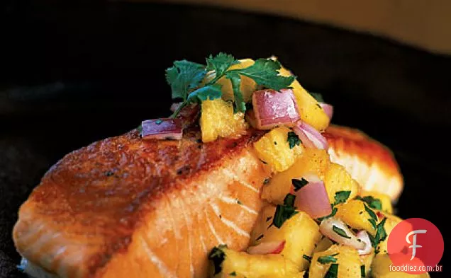 Salmão grelhado na panela com Salsa de abacaxi