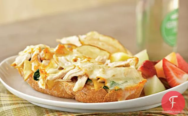 Sanduíches de frango e Muenster de rosto aberto com Damasco-Dijon Spread