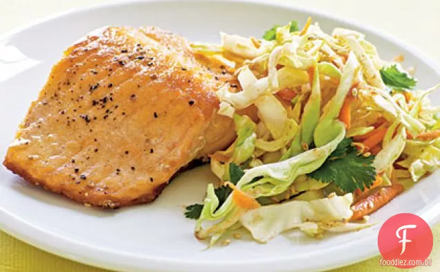 Salmão de pele crocante com Slaw Asiático ardente