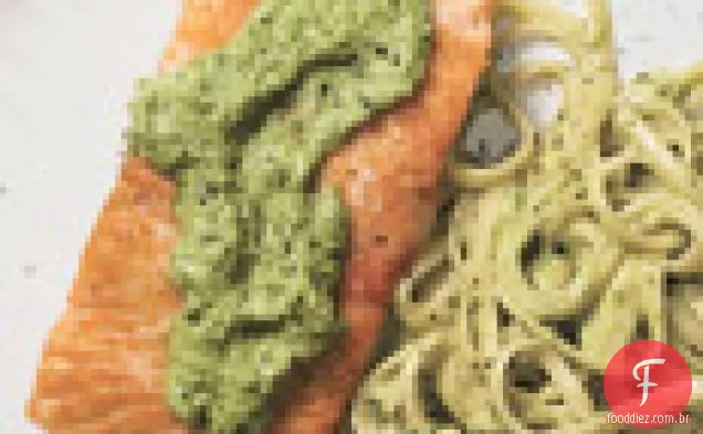 Salmão grelhado com Linguine e pesto de rampa