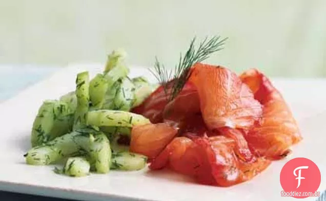 Salmão curado com aneto e beterraba com salada de pepino