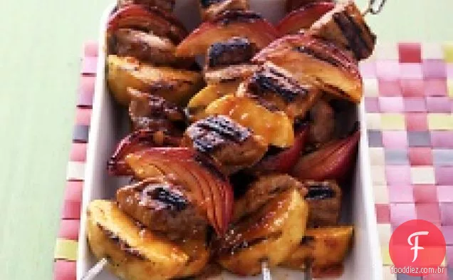 Kebabs de porco e maçã grelhados