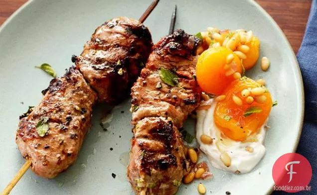 Souvlaki de porco com damascos melados